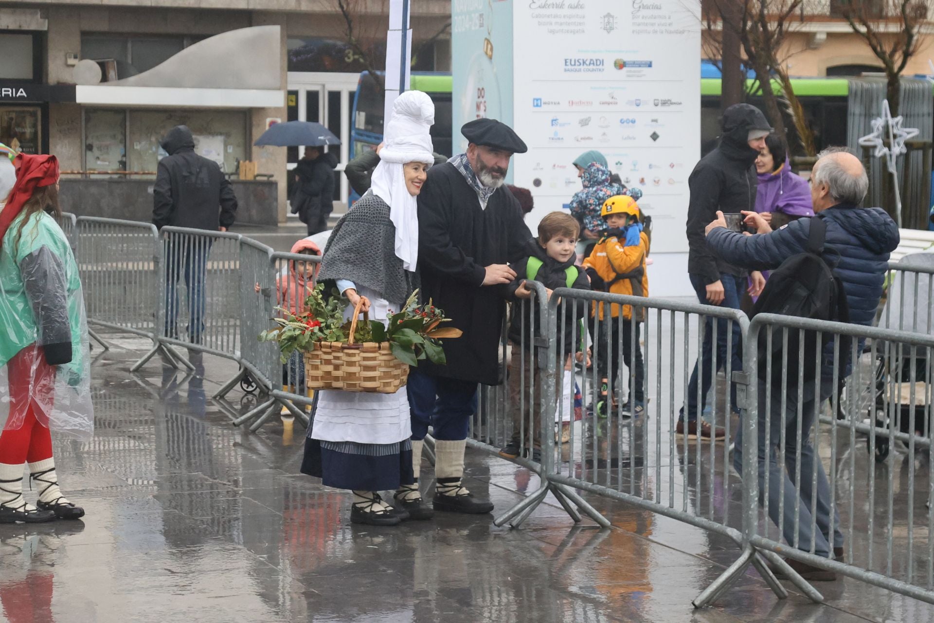 La lluvia no puede con Olentzero y Mari Domingi en Donostia