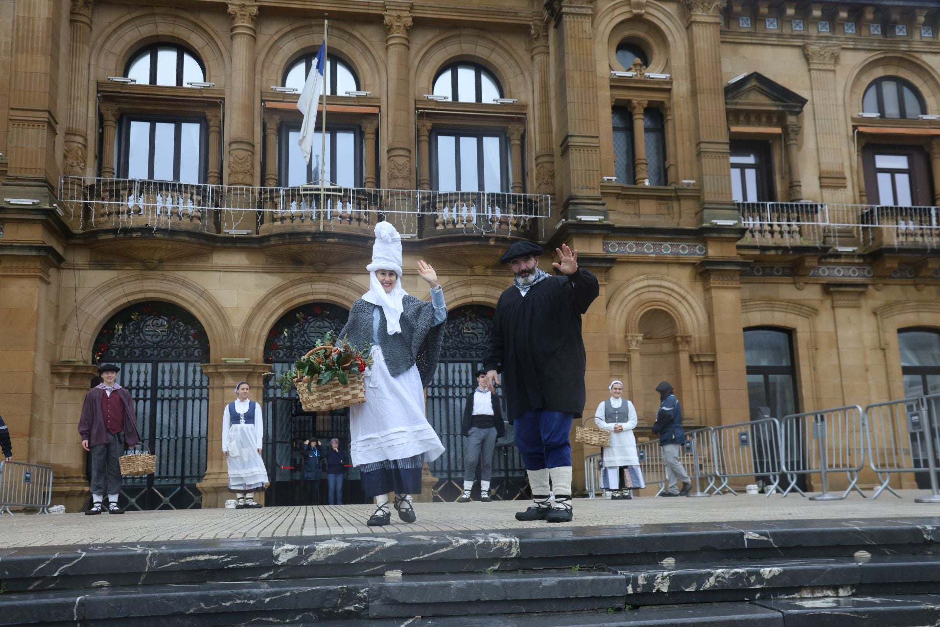 La lluvia no puede con Olentzero y Mari Domingi en Donostia