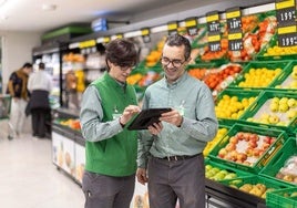 Imagen de archivo de varios trabajadores de Mercadona en un supermercado de la compañía.