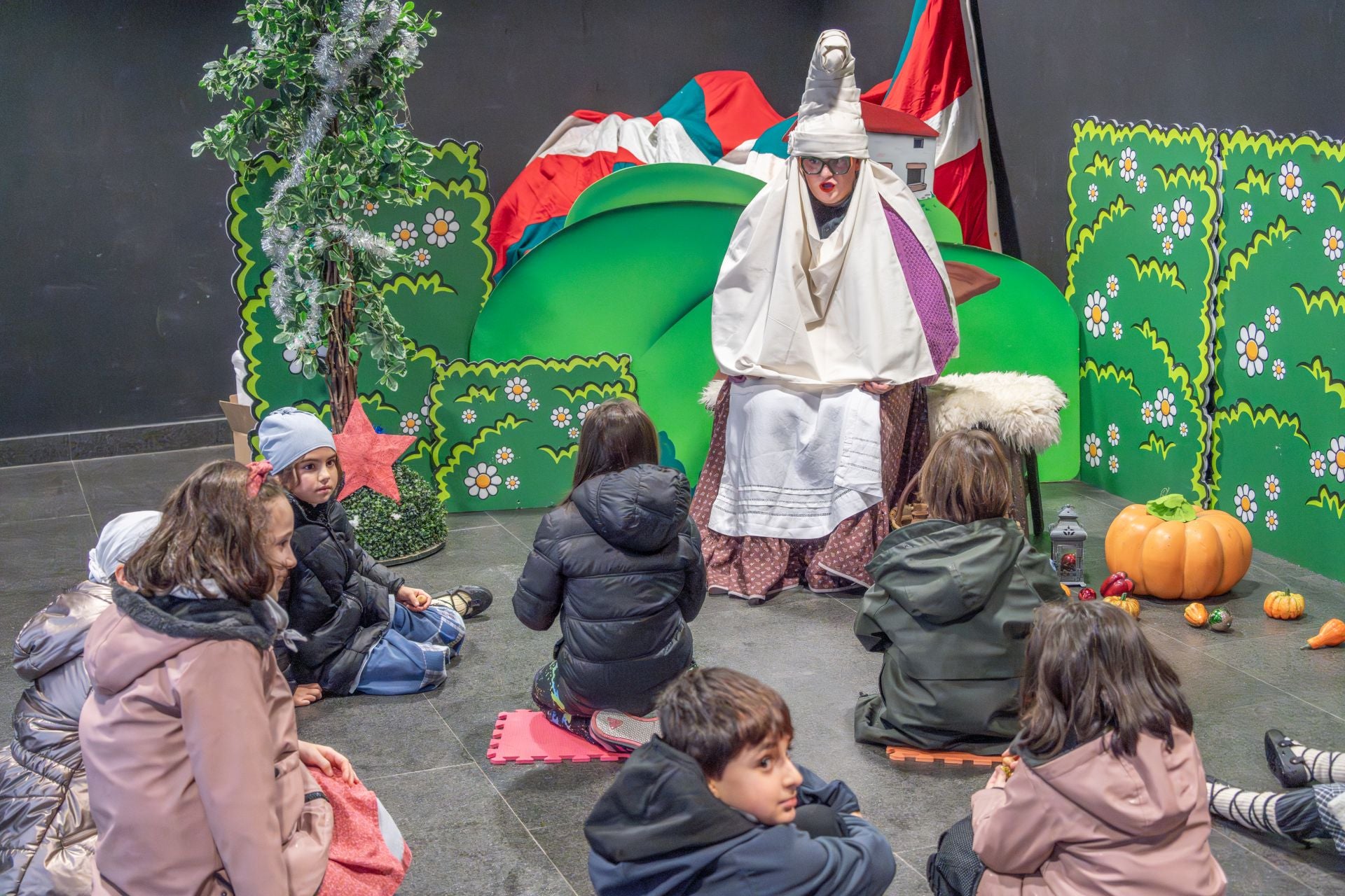 La lluvia no impide que los niños disfruten de Olentzero y Mari Domingi en Lasarte-Oria