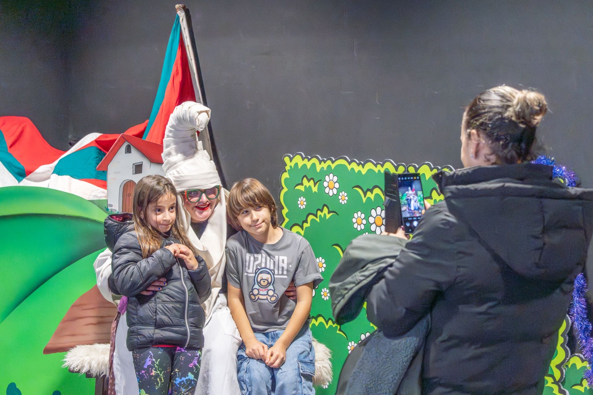 La lluvia no impide que los niños disfruten de Olentzero y Mari Domingi en Lasarte-Oria
