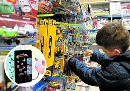 Un niño mira los coches de juguete dentro de la juguetería Jostamendi en Donostia.