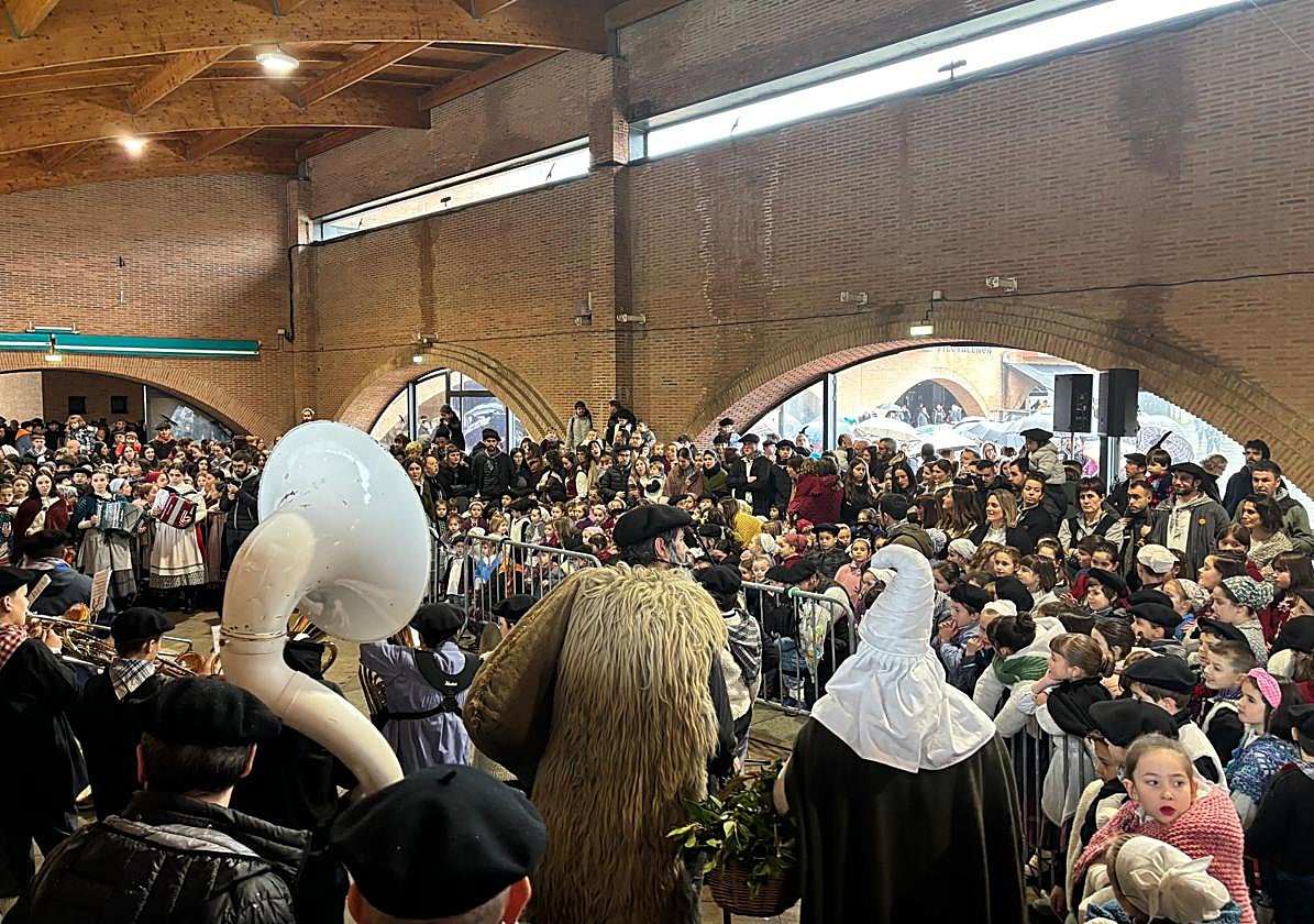 Olentzero y Mari Domingi, al abrigo de la azoka en Legazpi