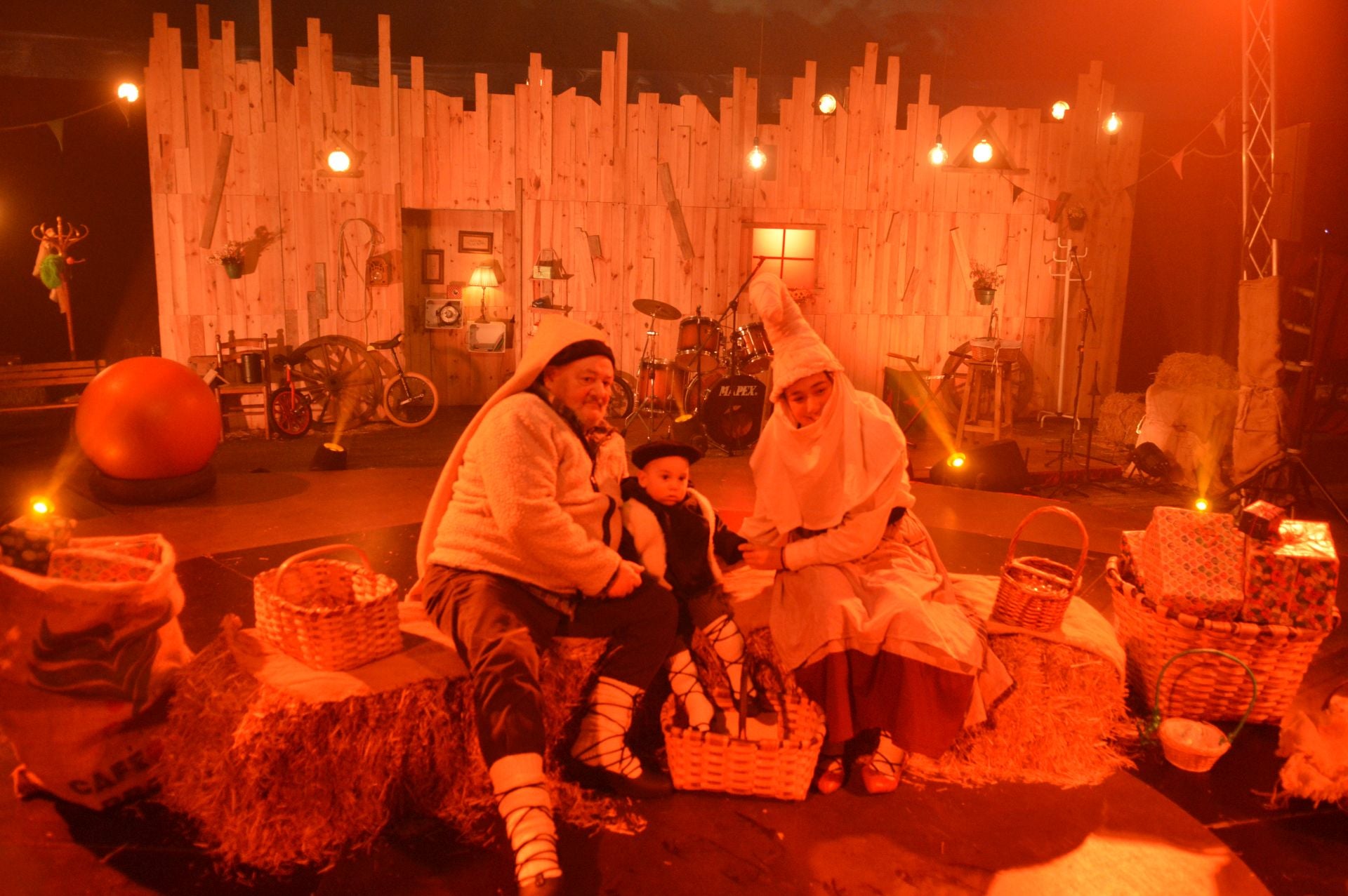 Olentzero y Mari Domingi reciben a los niños en Gure Zirkua.