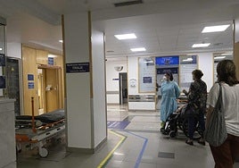 Sanitarios y usuarios, en la zona de triaje de Urgencias del Hospital Donostia.