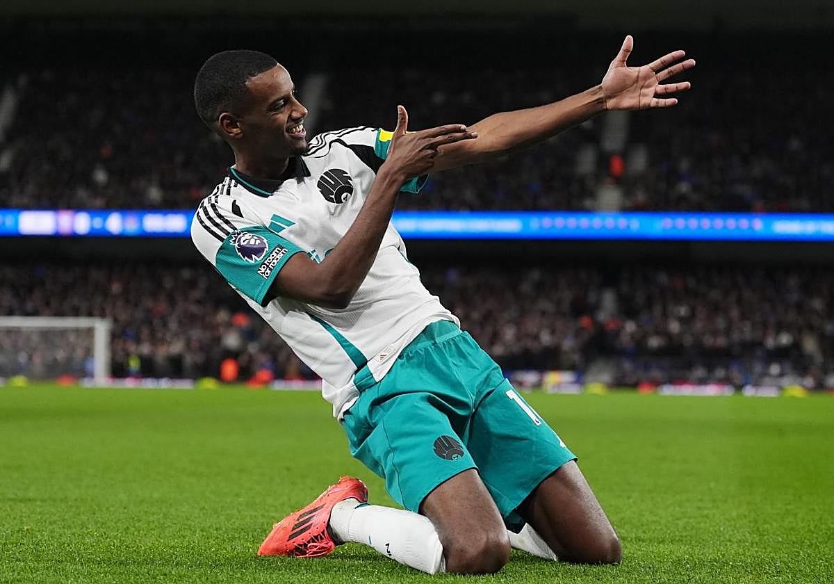 Alexander Isak celebra uno de sus tres goles con el Newcastle