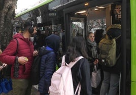 Varias personas acceden a un autobús de Dbus en Donostia.