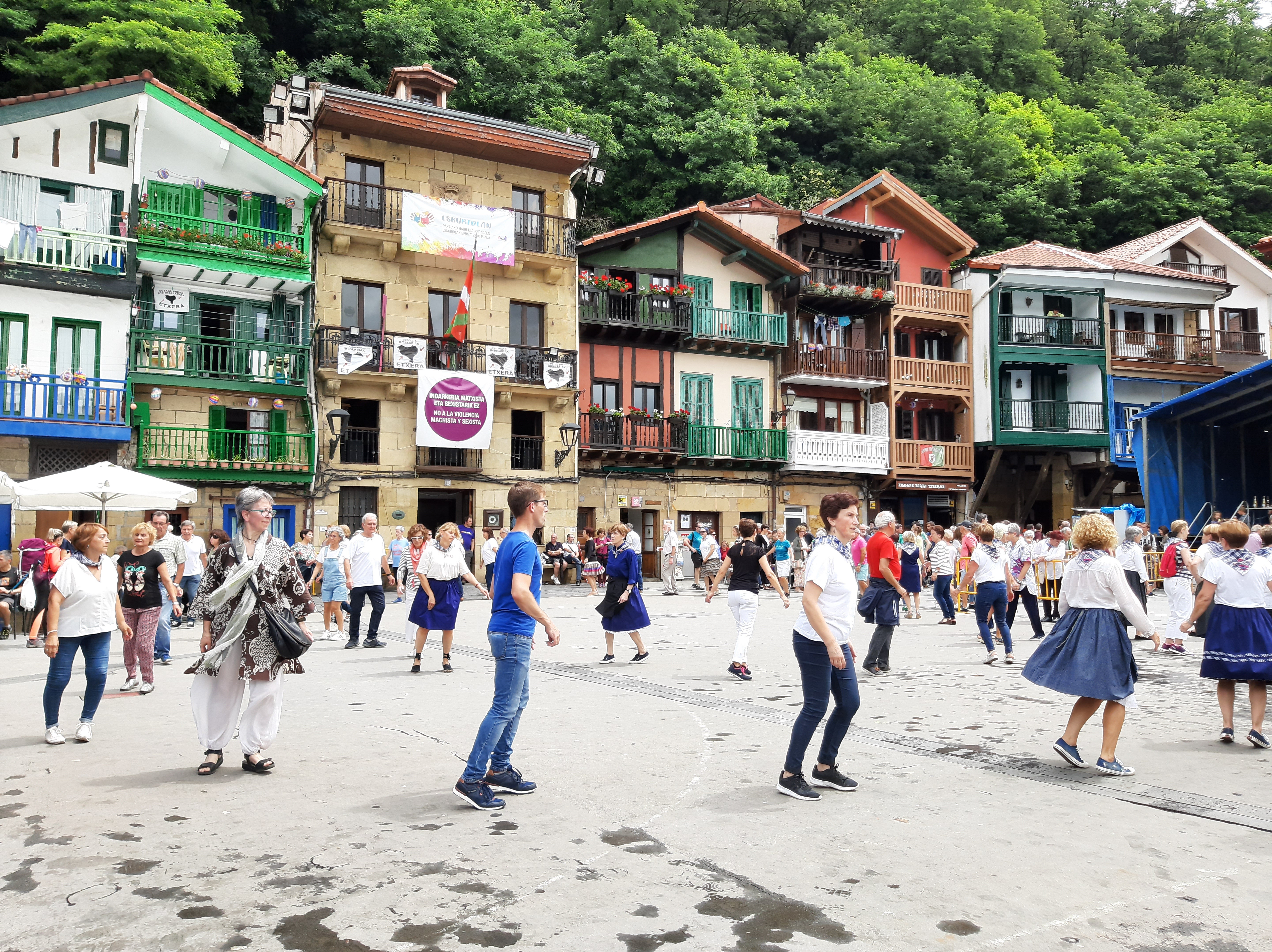 Una de las citas de 'muxikoak' en Donibane.