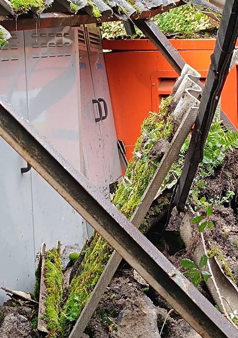 Imagen - La caldera de la residencia, dañada por la caída de tierra y piedra.