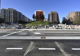 Obras en la plaza Aita Donostia, frente al estadio de Anoeta.