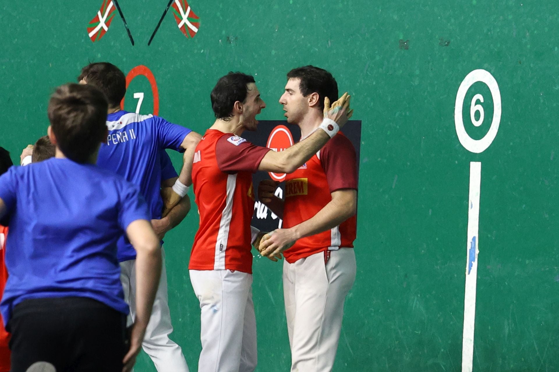 Altuna abraza a Aranguren en el Beotibar tras lograr la victoria.