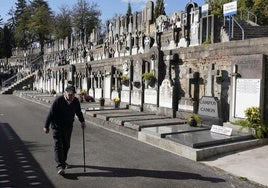 Un hombre camina por el cementerio de Polloe.