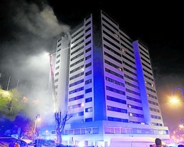 Un artefacto pirotécnico incendió una torre de viviendas en Errenteria en la Nochevieja del año pasado.