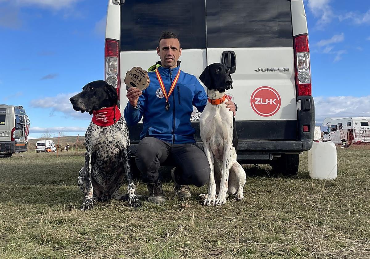 Jon González logró un destacado tercer puesto en la modalidad DS2 con sus canes.