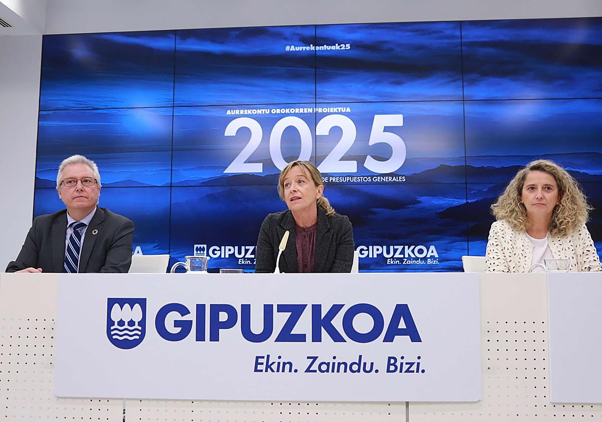 El teniente de diputada general, José Ignacio Asensio, la diputada general, Eider Mendoza, y la diputada de Hacienda, Itziar Agirre