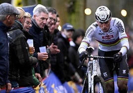 Van der Poel, rumbo a la victoria ayer en Gavere.