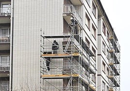 Unos obreros colocan un andamio en un edificio de Zarautz.