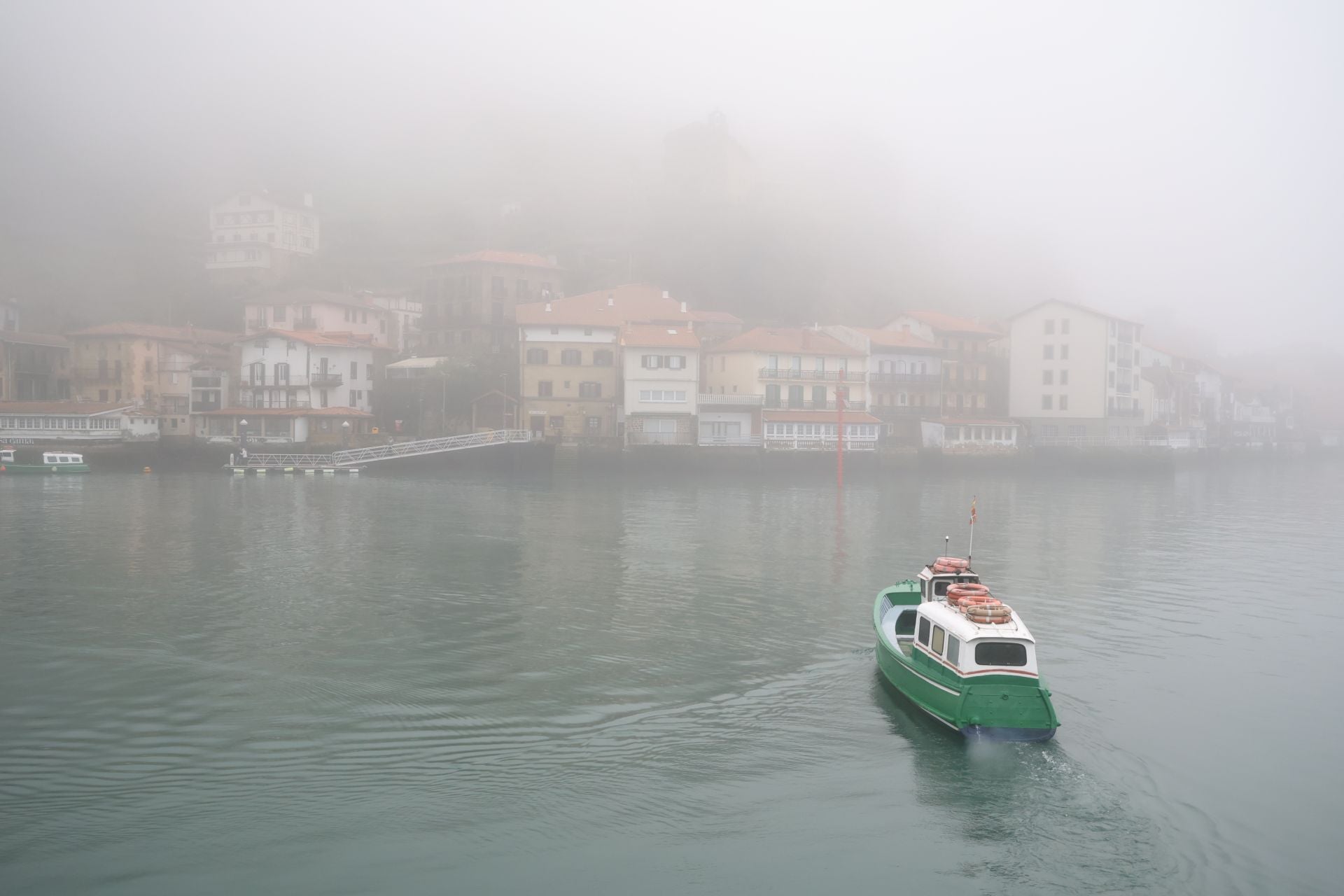 Gipuzkoa amanece bajo una densa niebla