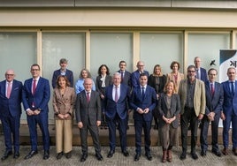 Autoridades en el acto celebrado en el DIPC en Donostia, con Horacio Morell (IBM), segundo por la izquierda, y Pedro Miguel Etxenike, el lehendakari Pradales, la diputada general Eider Mendoza y el alcalde Goia, en el centro, entre otros.