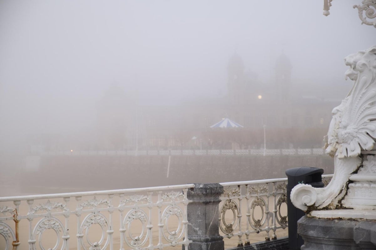 Gipuzkoa amanece bajo una densa niebla