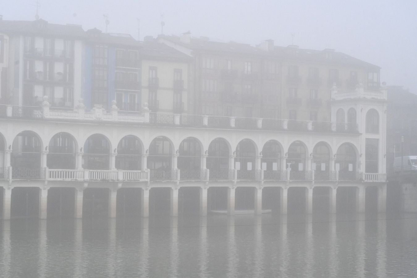 Gipuzkoa amanece bajo una densa niebla
