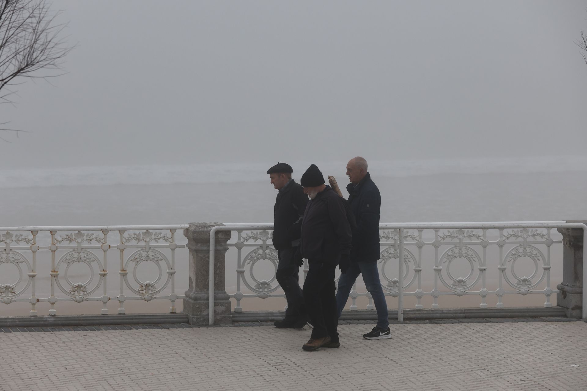 Gipuzkoa amanece bajo una densa niebla