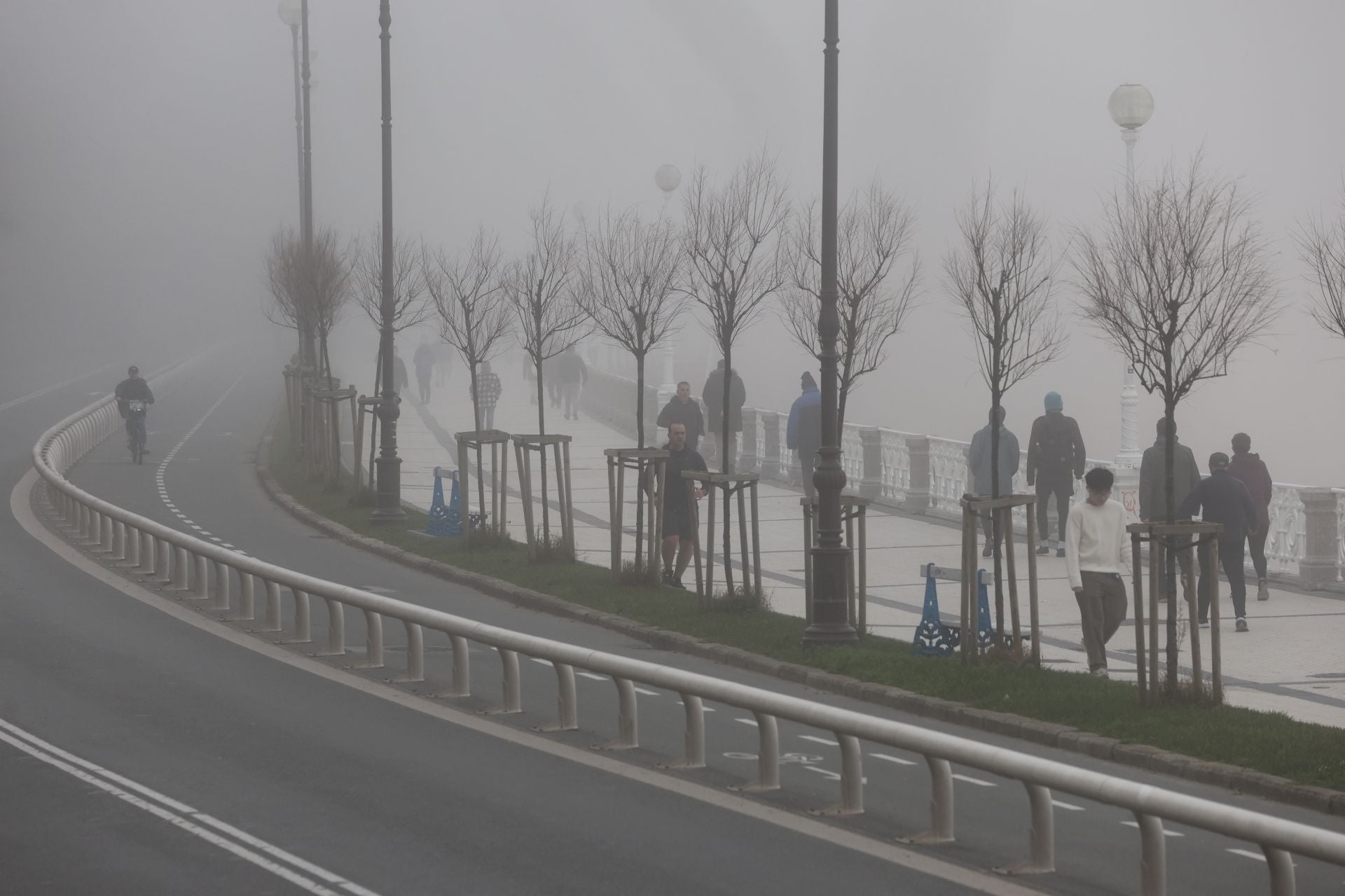 Gipuzkoa amanece bajo una densa niebla