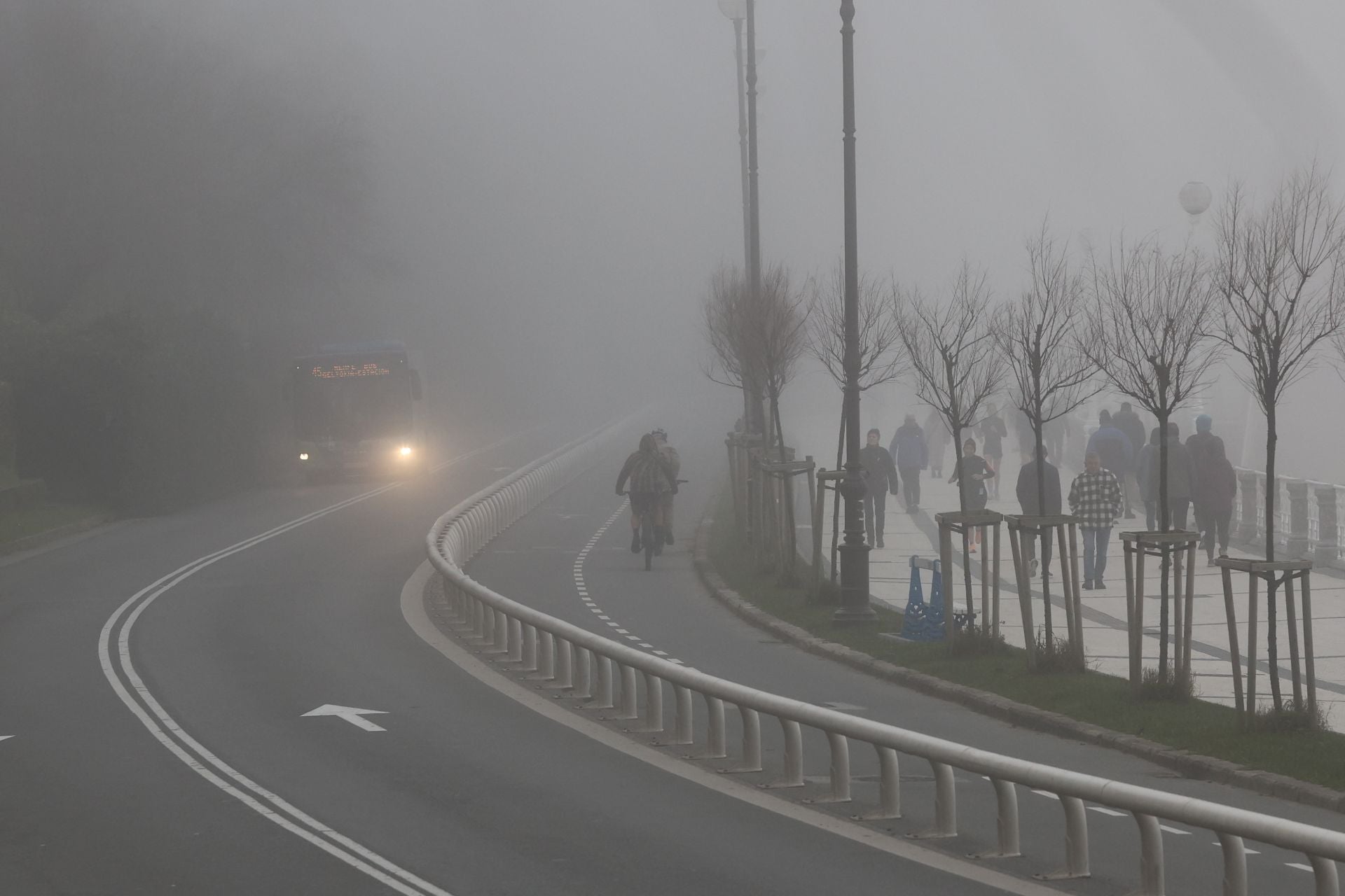 Gipuzkoa amanece bajo una densa niebla