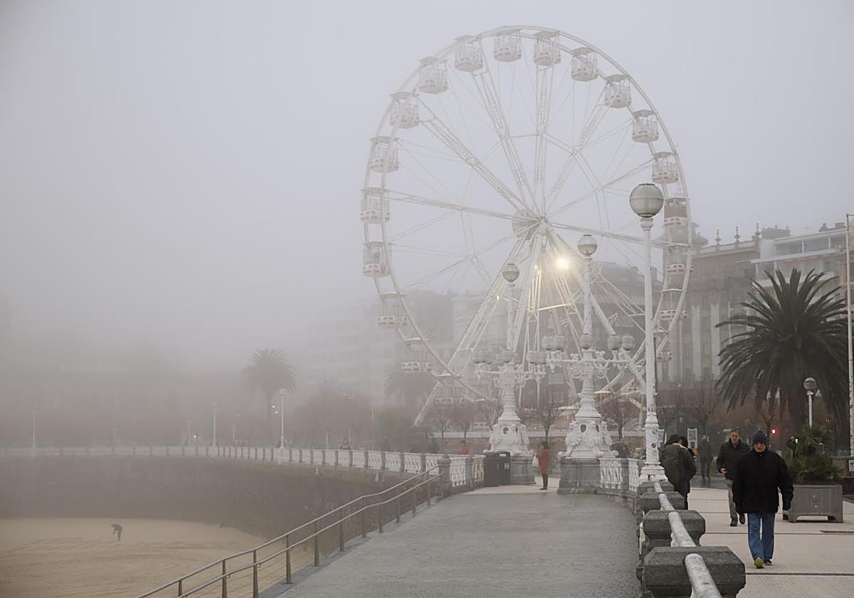 La densa niebla cubre la costa desde primera hora de la mañana.
