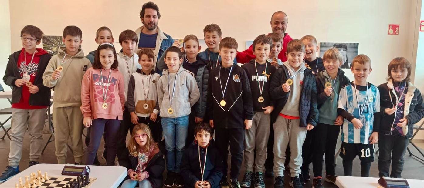 Participantes del encuentro infantil; los ganadores del Torneo de 2024 junto a los organizadores.