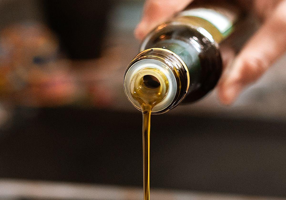 Imagen de archivo de aceite de oliva virgen extra.