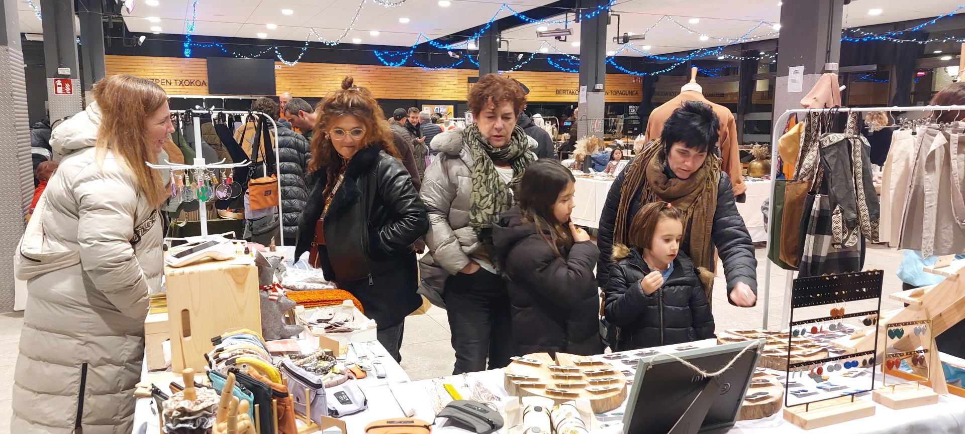 Duela egun batzuk artisauek egindako feria, Azoka Plazan.