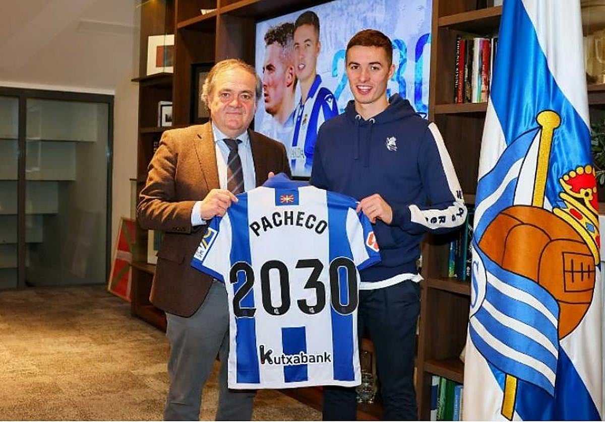 Aperribay y Pacheco sostienen la camiseta de la Real con el año 2030.