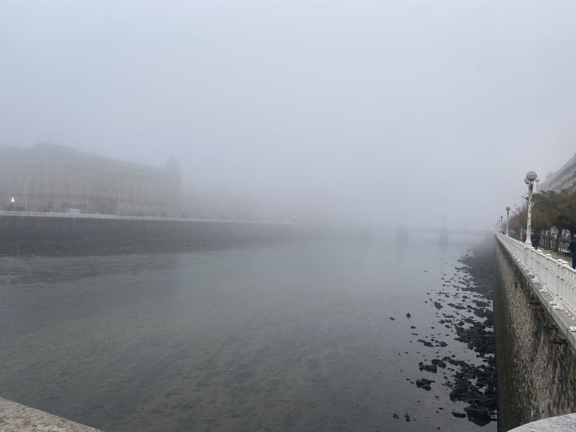 Gipuzkoa amanece bajo una densa niebla