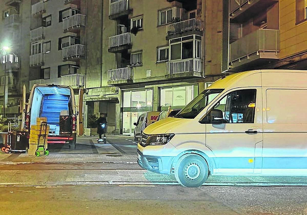 Denuncia P. Vilumbrales: «Los usuarios de la plaza de los Estudios (Amara) llevamos años sufriendo la falta de empatía por parte de los conductores que aparcan sobre la acera y bidegorre en la c/ Balleneros, generando una situación de peligro para los que accedemos a la plaza en coche y para los usuarios del bidegorri. Es hora de que movilidad tome cartas en el asunto».