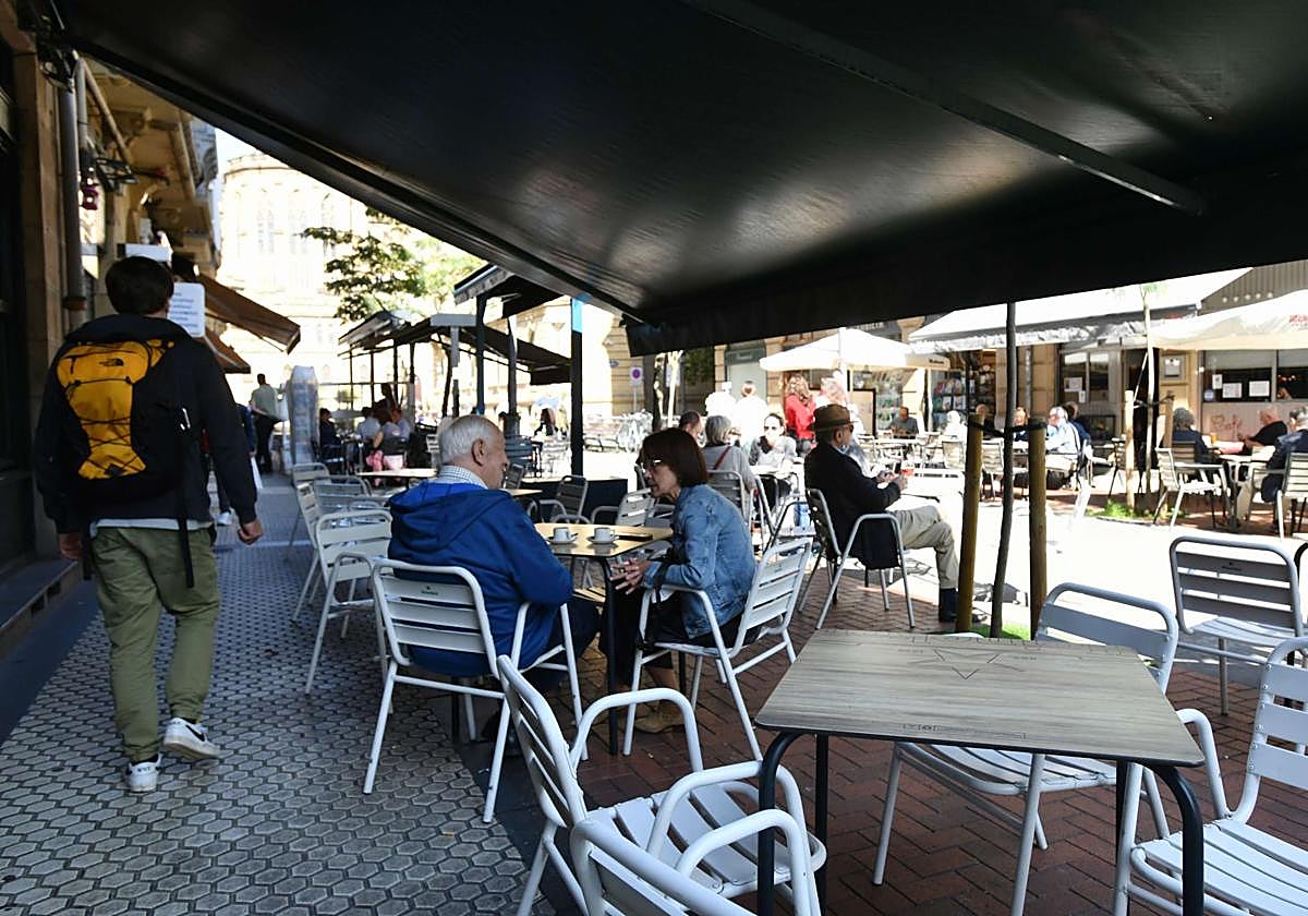 Terrazas de bares y restaurantes en la calle Reyes Católicos.