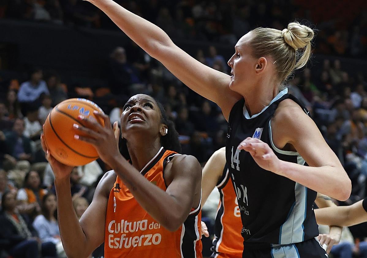 Halvarsson trata de impedir que Mavunga lance a canasta.