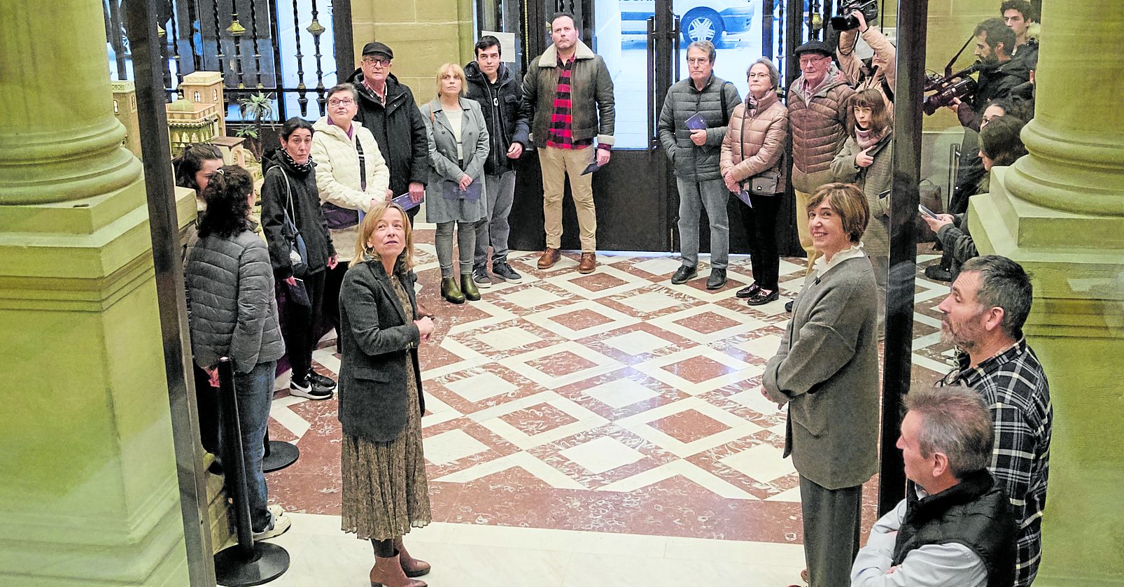 Los asistentes son recibidos por la diputada general, Eider Mendoza, en la entrada del palacio foral de Gipuzkoa.