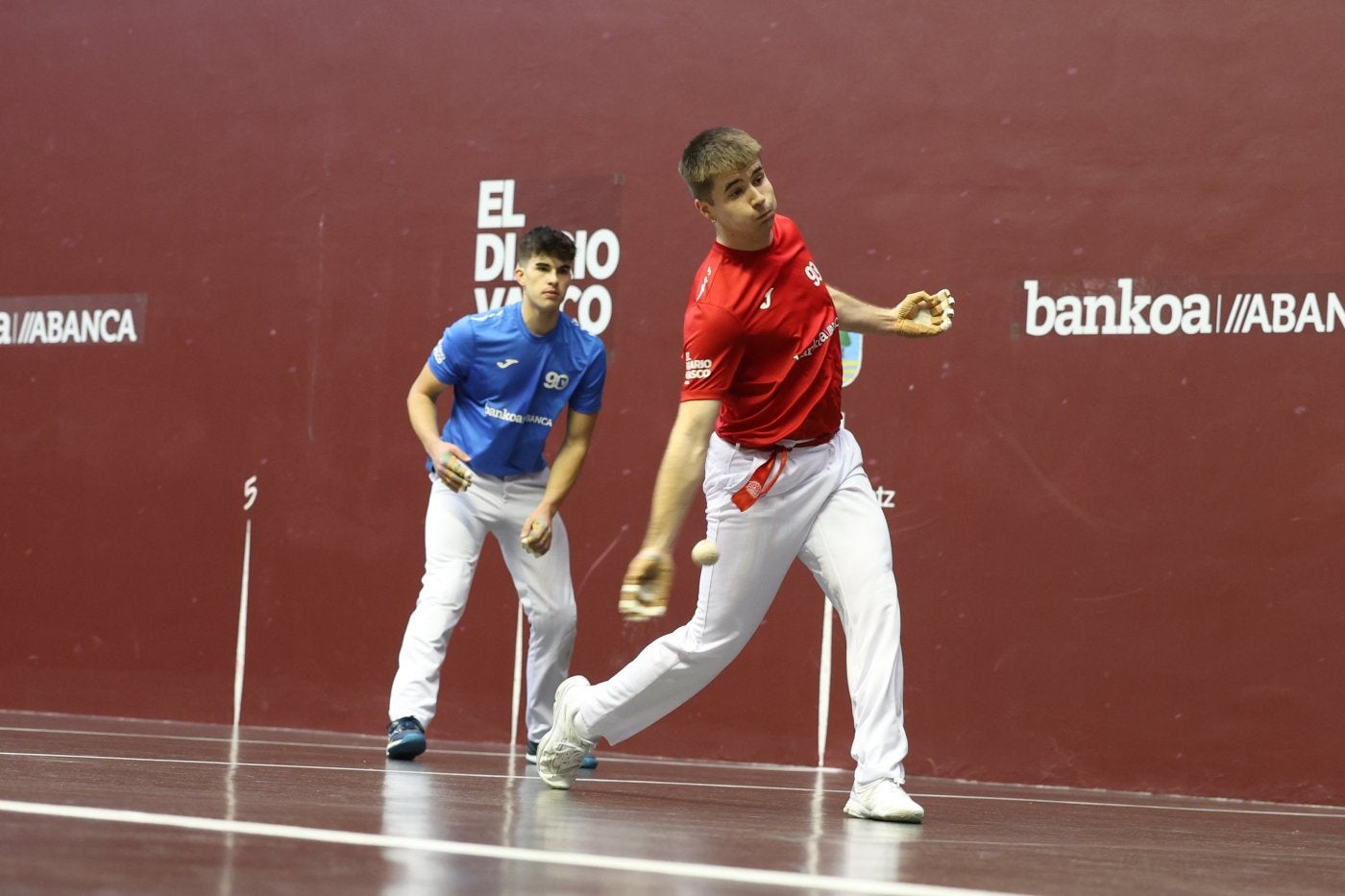 Etxeberria mete un derechazo ante la atentamirada de Ramírez.