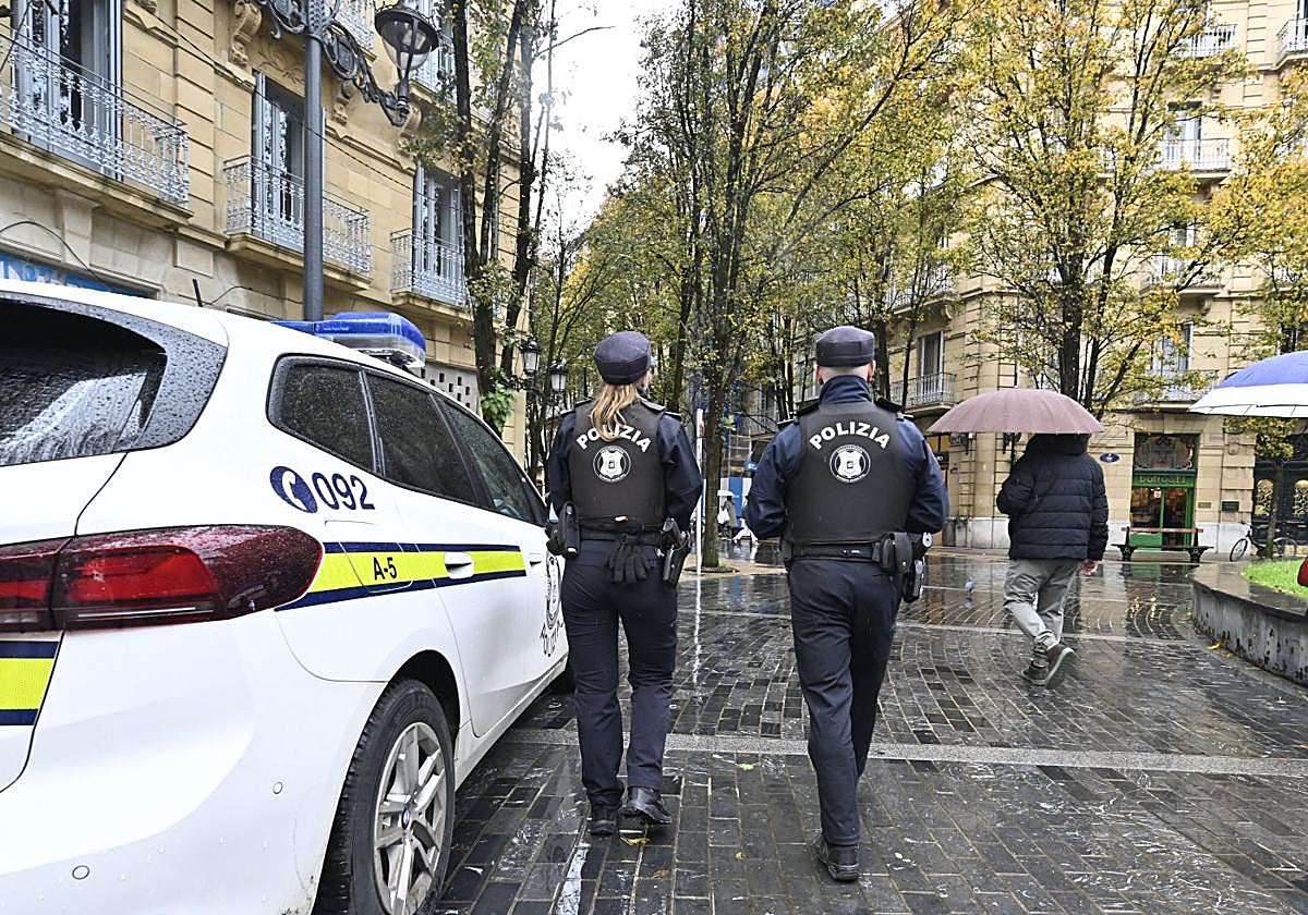 Los agentes Cristina y Asier estacionan su coche para patrullar a pie por la plaza Bilbao.