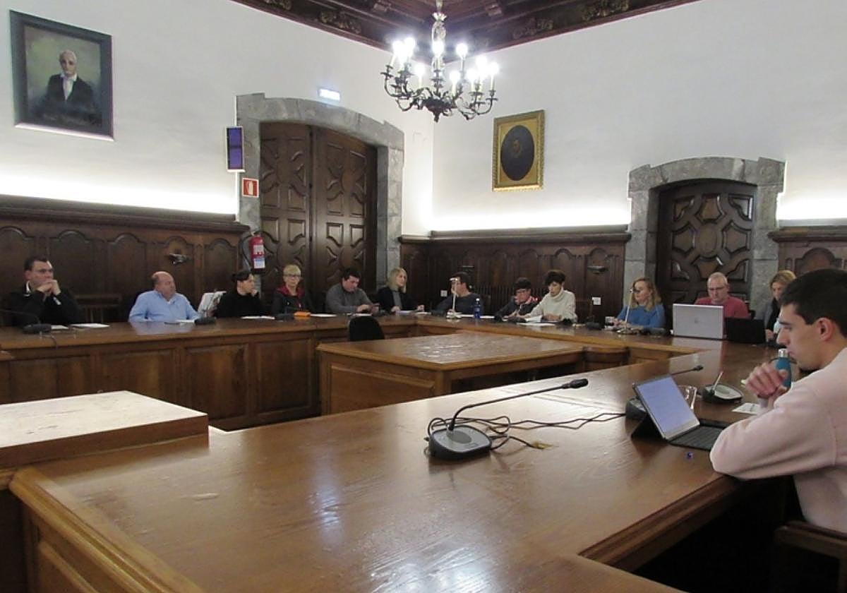 Los corporativos del ayuntamiento durante la ultima sesión del año.