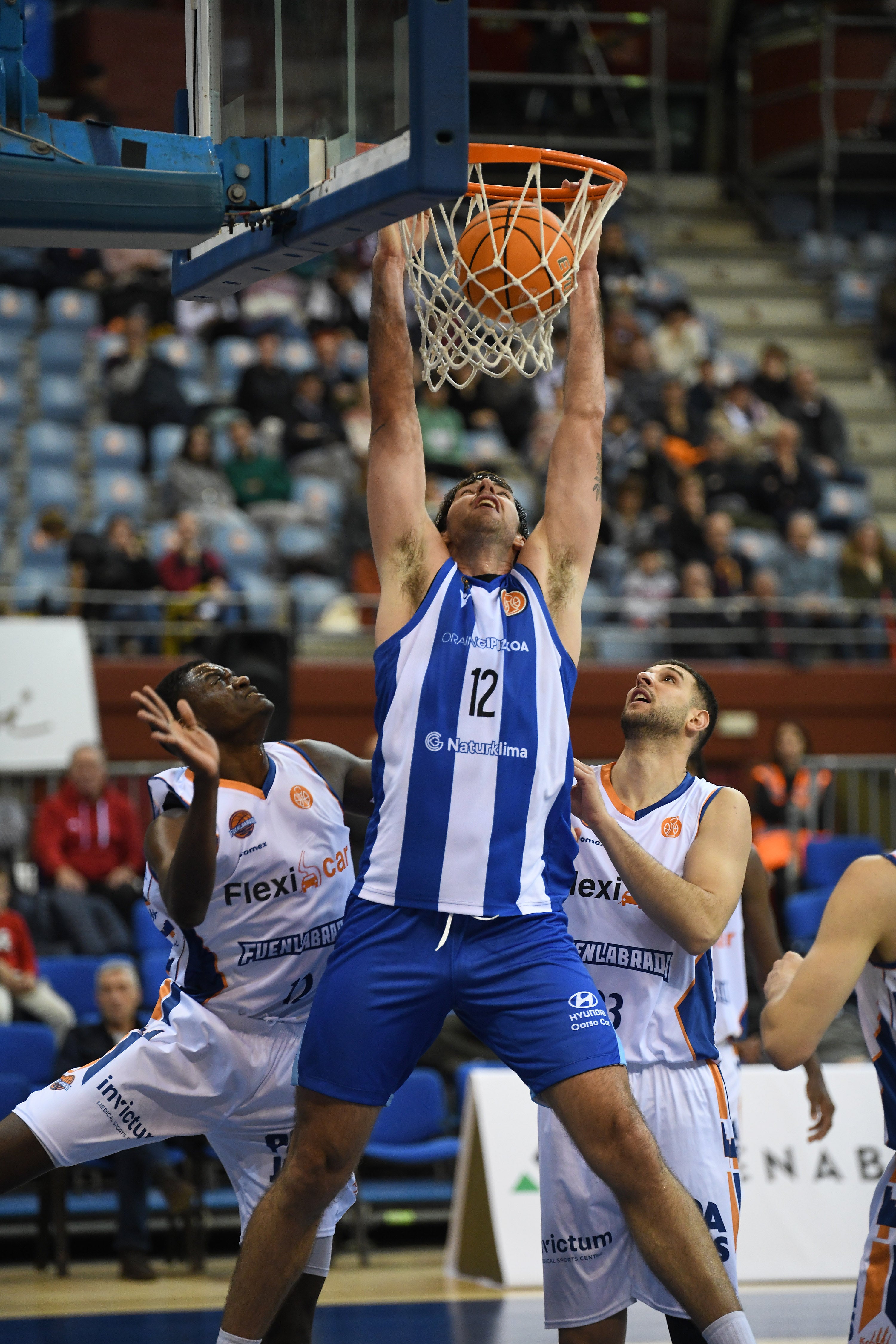 Nicolau se cuelga de la canasta de Illunbe ante el Fuenlabrada.