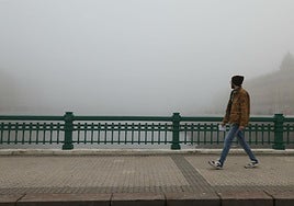 Donostia fue una de las localidades que ayer amaneción con niebla.