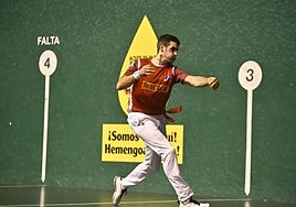 Joseba Ezkurdia realiza una cortada.