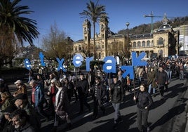 Manifestación de Sare ayer por las calles de Donostia.