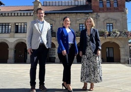 Adur Ugartemendia, Azahara Dominguez y Leire Artola tras la reunión celebrada en septiembre.