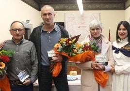 Agustin Irusta, Pedro Erkiaga, María Pilar Aranzabal (viuda de 'Belarreta') y la alcaldesa, Maialen Gurrutxaga, en el homenaje de ayer.