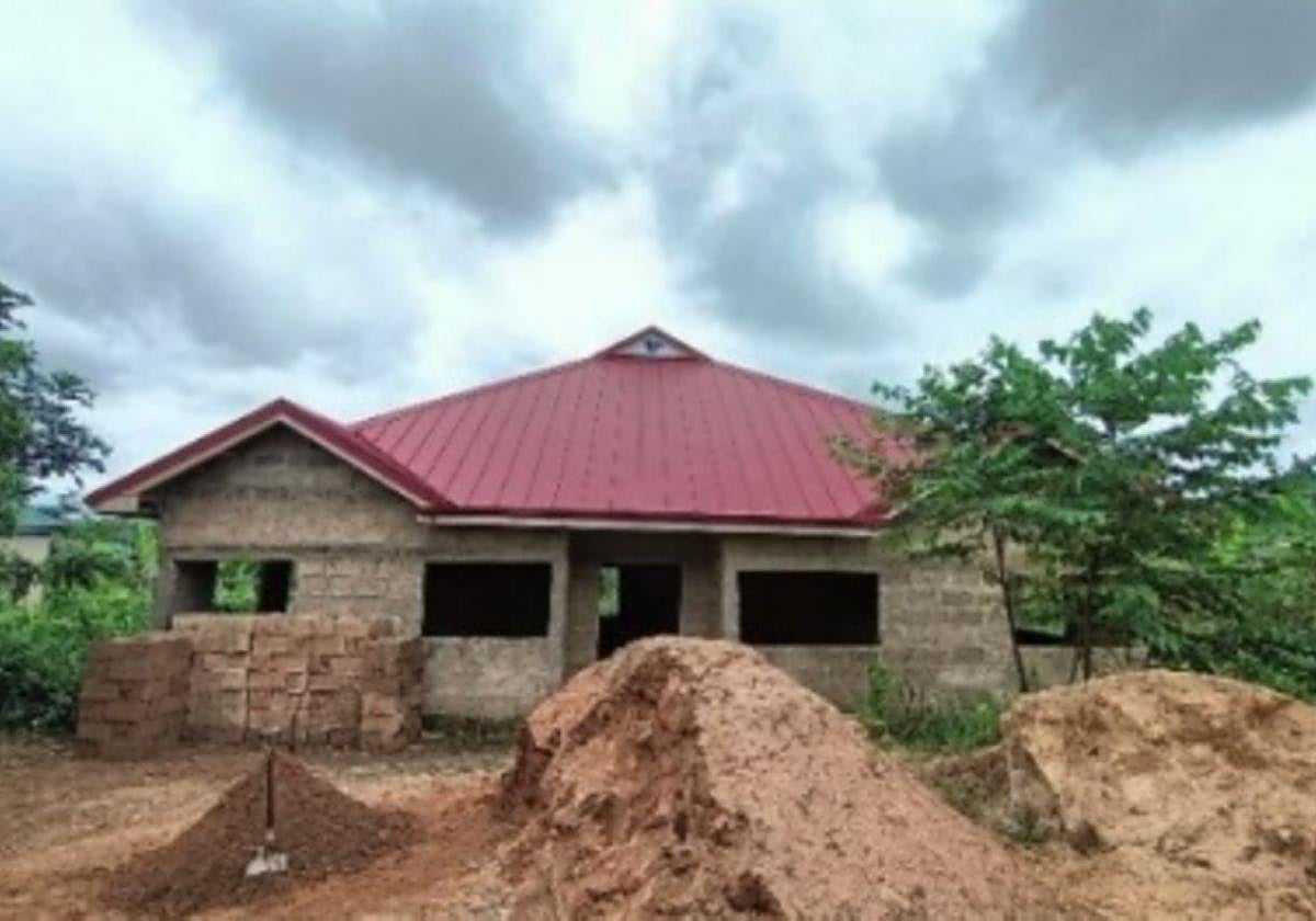 El centro de formación de Asuoya durante su construcción.