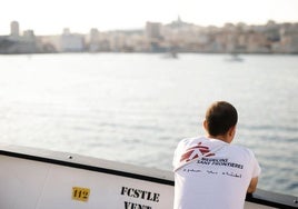 Un voluntario de Médicos Sin Fronteras, en el buque de rescate Aquarius.