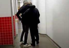 Imanol y Aperribay se funden en un abrazo tras la consecución de la Copa en La Cartuja.